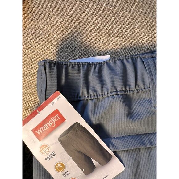 Wrangler's Performance Relaxed Fit Men's Shorts- Dark Gray -Size 46 - Picture 3 of 11